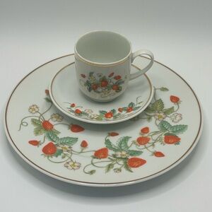Vintage Avon 1978 Strawberry Porcelain Set